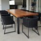 mesa de madeira e cadeira em corda náutica